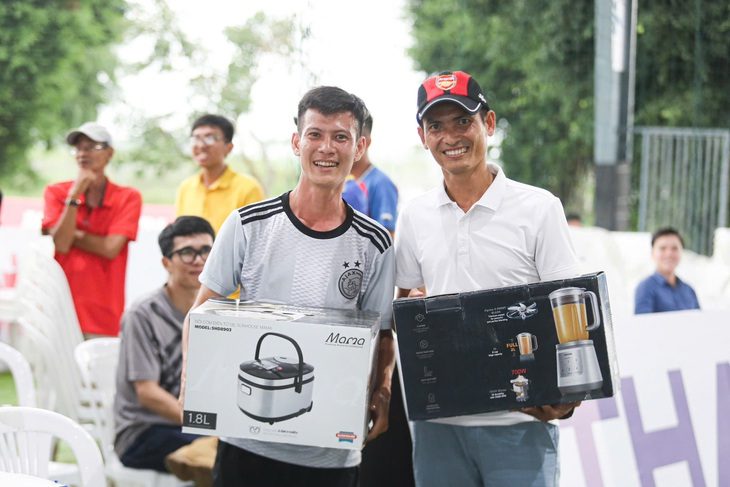 fpt-long-chau-giai-bong-da-cong-nhan-vien-chuc-viet-nam-2024-17280373938731248972323 2 cầu thủ Công đoàn Hậu Giang may mắn trúng thưởng từ FPT Long Châu - Ảnh 1.