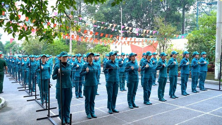 nu-dan-quan-1735913384120106496154 160 nữ dân quân TP.HCM tham gia huấn luyện duyệt binh lễ kỷ niệm 30-4 - Ảnh 1.